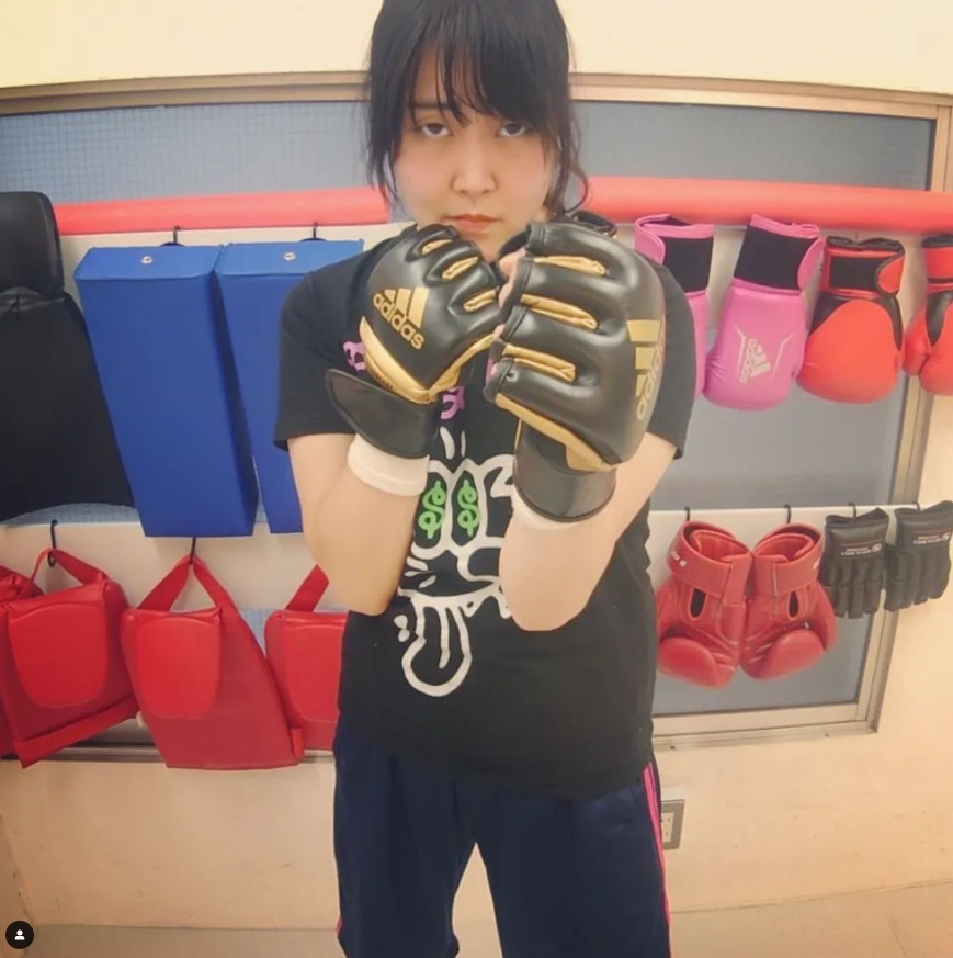 パーソナルキックボクシングの「MMgym」でトレーニングするミカヅキ上田さん